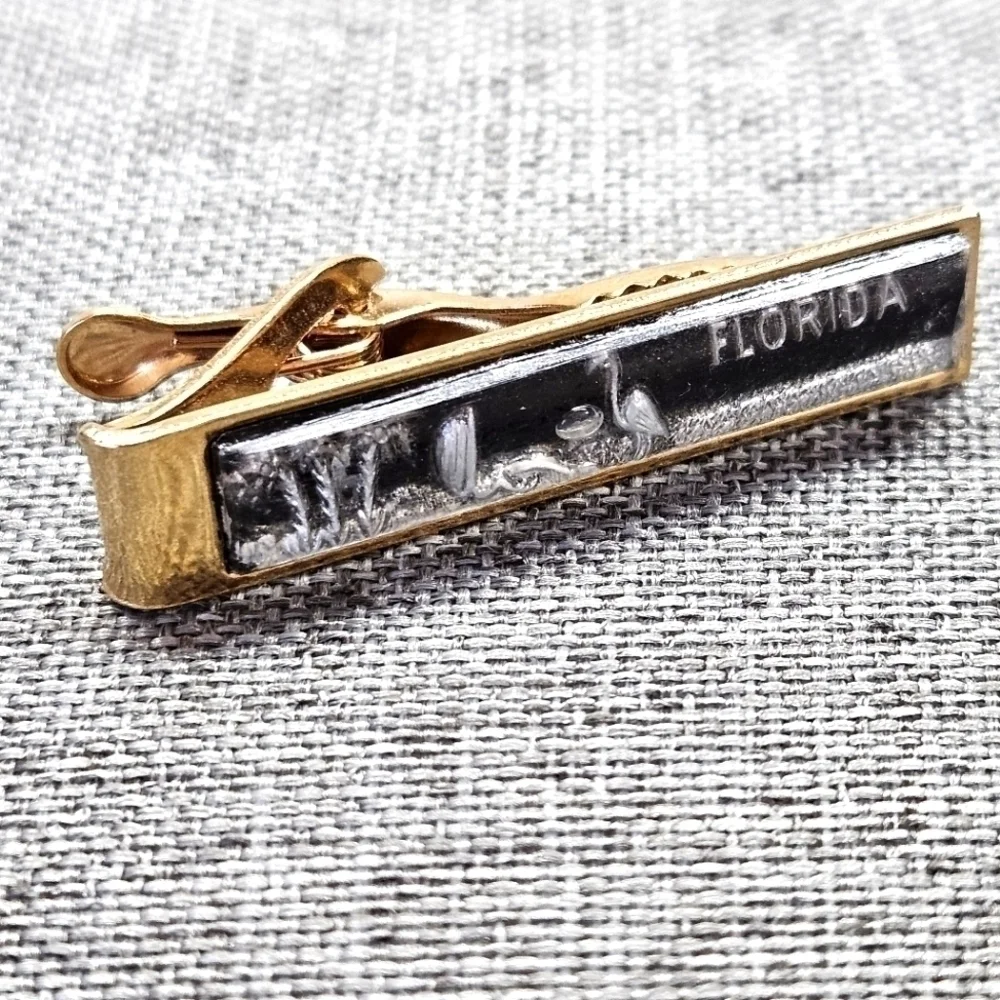 VINTAGE Florida Palm Trees & Flamingo 3D Black Gold-Tone Tie Bar Clip